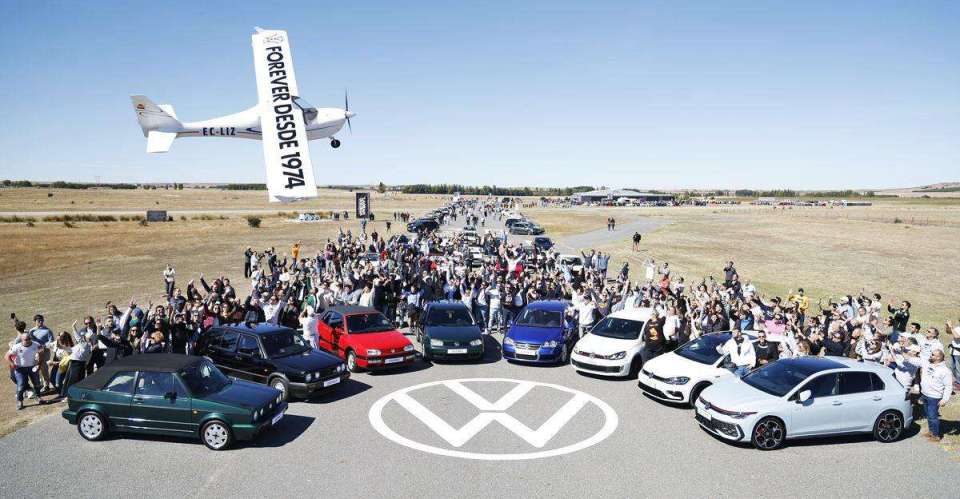 Más de 2.000 fans celebran el 50 aniversario del icónico Volkswagen Golf en un multitudinario encuentro