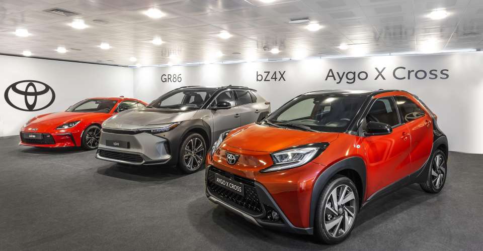Tres de los nuevos modelos de Toyota, de izquierda a derecha, GR86, bZ4X, Aygo X Cross
