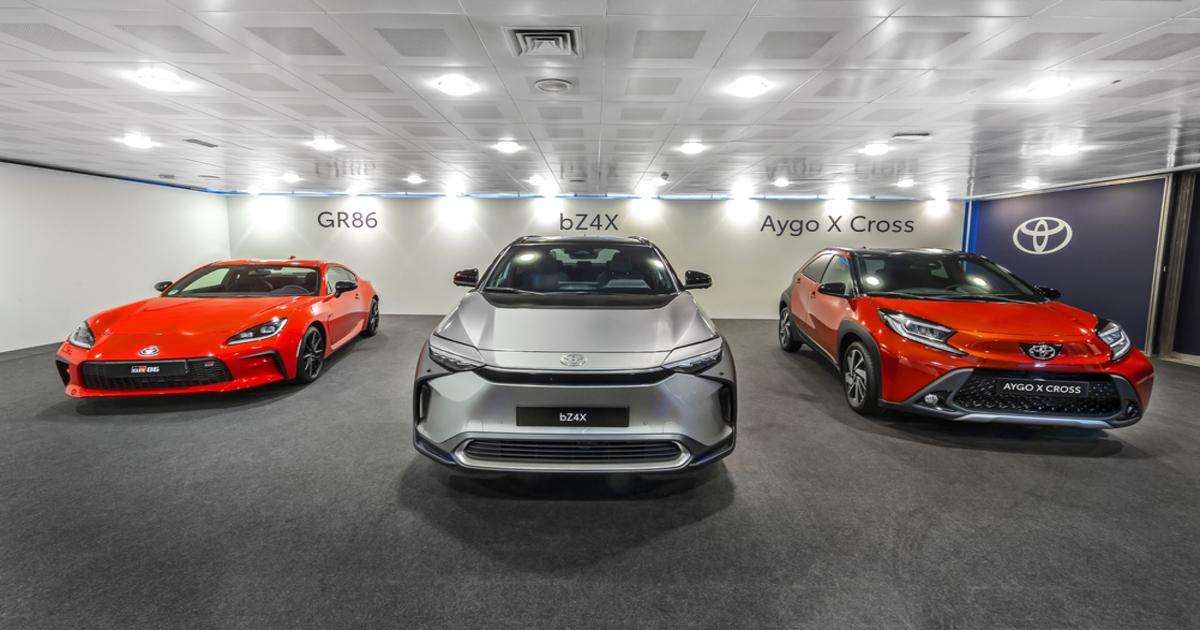 Tres de los nuevos modelos de Toyota, de izquierda a derecha, GR86, bZ4X, Aygo X Cross