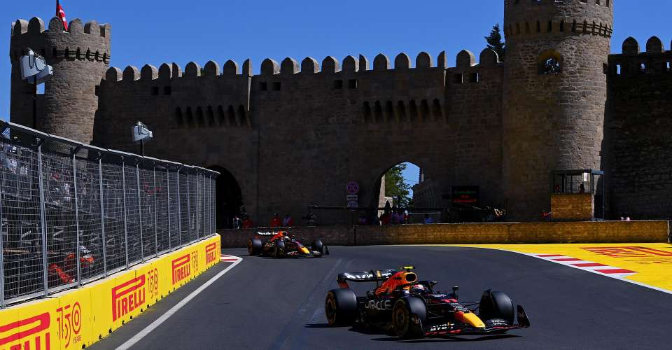 Verstappen gana en Bakú tras el doble abandono de Ferrari