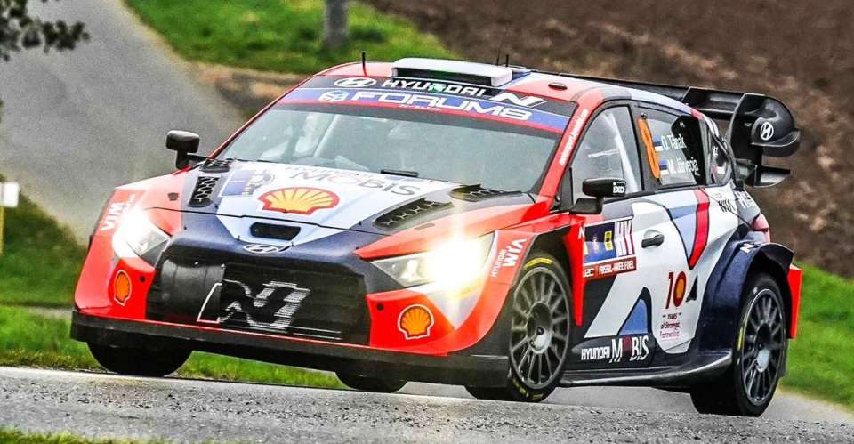 Tänak se acerca al título tras un viernes frustrante para Neuville